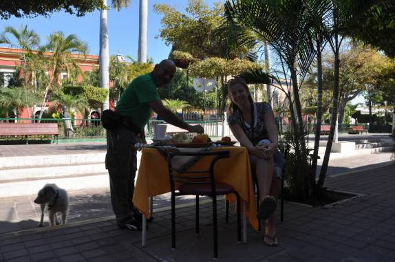 O Ernesto, do Hotel Machado, nos serve um maravilhoso desayuno na praça em frente ao hotel, em Mazatlán, no México